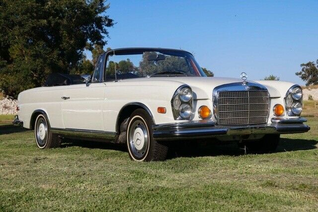 Mercedes-Benz 200-Series 1971 image number 0