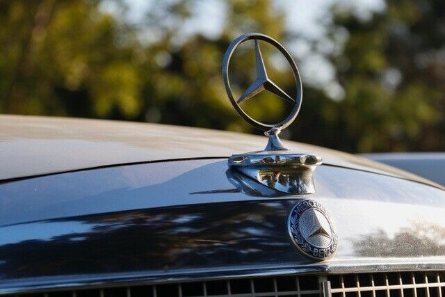 Mercedes-Benz 200-Series 1971 image number 14