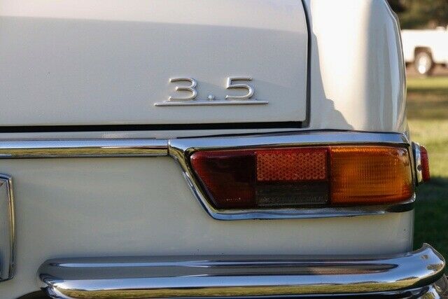 Mercedes-Benz 200-Series 1971 image number 37