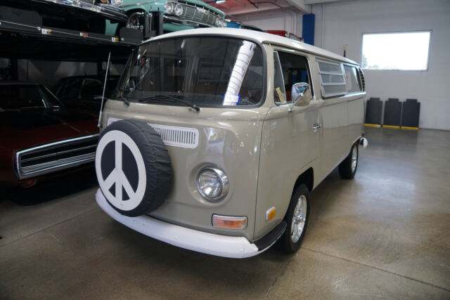 Volkswagen Kombi Van Passenger Bus 1970 image number 0