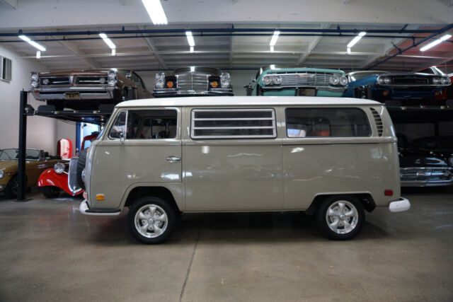 Volkswagen Kombi Van Passenger Bus 1970 image number 1