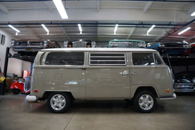 Volkswagen Kombi Van Passenger Bus 1970 image number 2