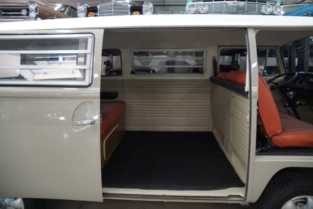 Volkswagen Kombi Van Passenger Bus 1970 image number 23