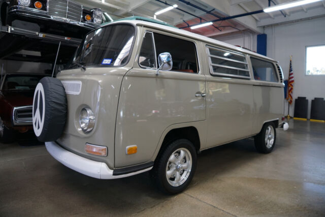 Volkswagen Kombi Van Passenger Bus 1970 image number 27