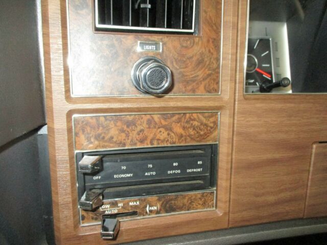 Lincoln Continental 1976 image number 38