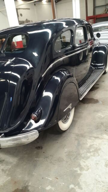 Chrysler Airflow 1937 image number 3