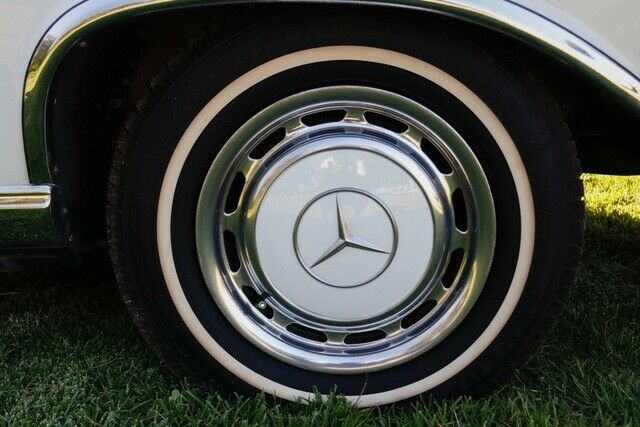 Mercedes-Benz 200-Series 1971 image number 39