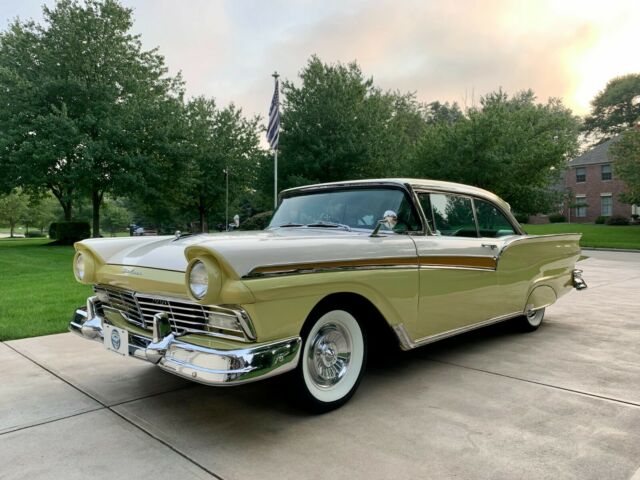 Ford Fairlane 1957 image number 0