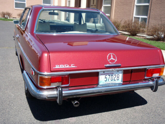 Mercedes-Benz 200-Series 1973 image number 23