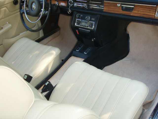 Mercedes-Benz 200-Series 1973 image number 29