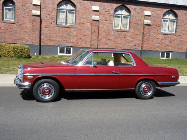 Mercedes-Benz 200-Series 1973 image number 38