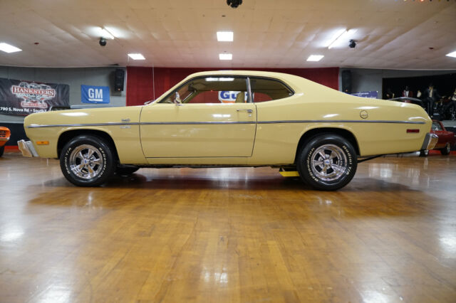 Plymouth Duster 1975 image number 9