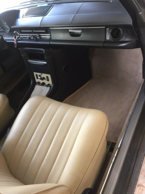 Mercedes-Benz 220 1973 image number 4