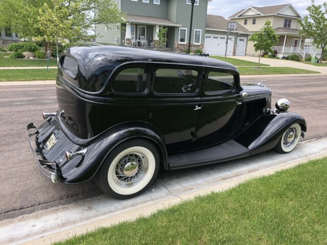 Ford Sedan 1934 image number 1