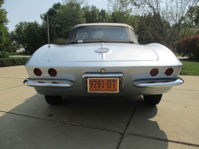 Chevrolet Corvette 1962 image number 28