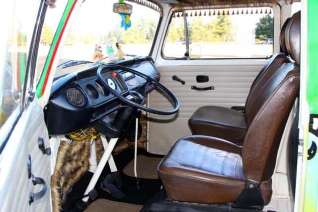 Volkswagen Bus/Vanagon 1976 image number 12