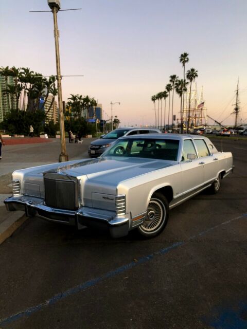 Lincoln Town Car 1978 image number 16