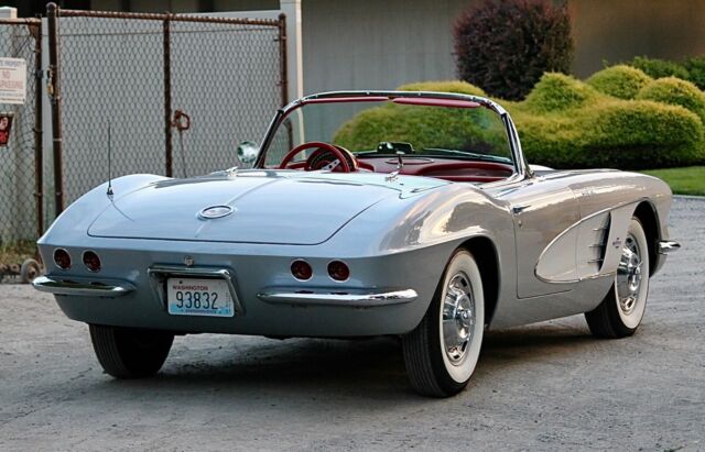 Chevrolet Corvette 1961 image number 2