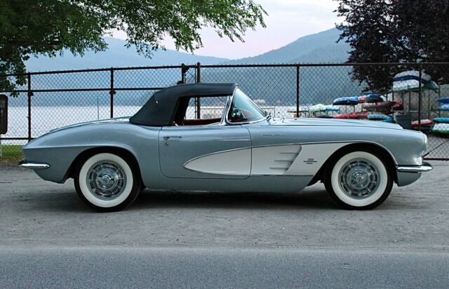 Chevrolet Corvette 1961 image number 23