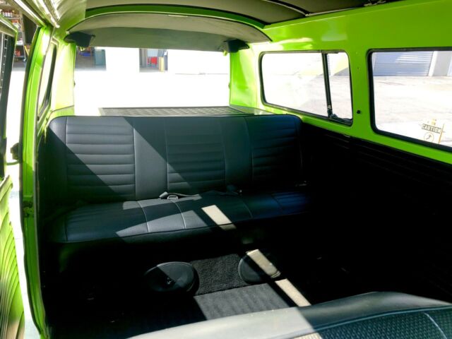 Volkswagen Bus 1971 image number 17