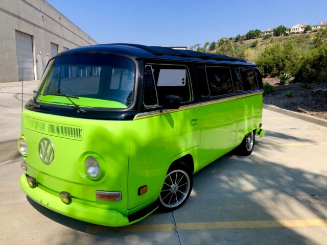 Volkswagen Bus 1971 image number 30