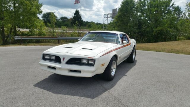 Pontiac Firebird 1977 image number 3