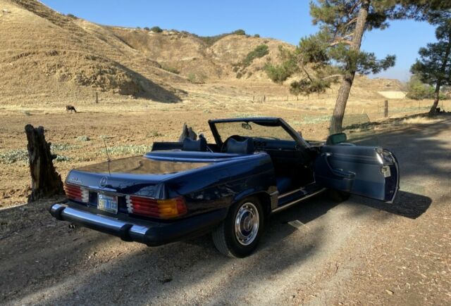 Mercedes-Benz SL-Class 1977 image number 2