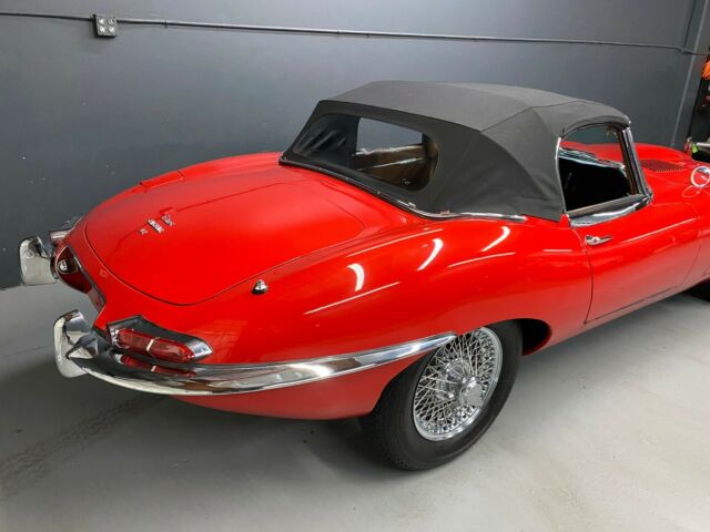 Jaguar E-Type 1967 image number 2