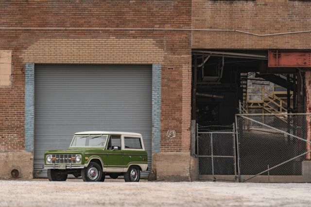 Ford Bronco 1975 image number 2