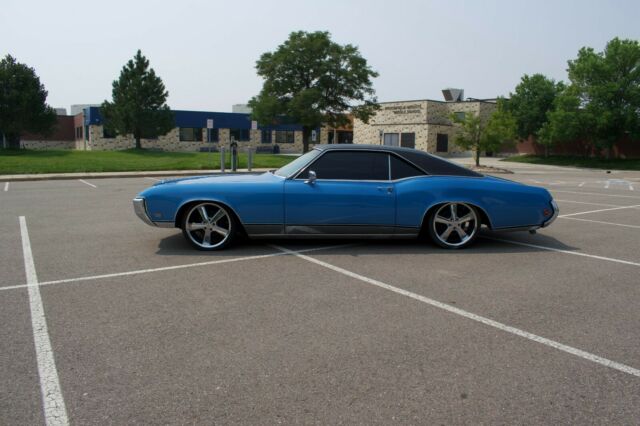 Buick Riviera 1969 image number 2