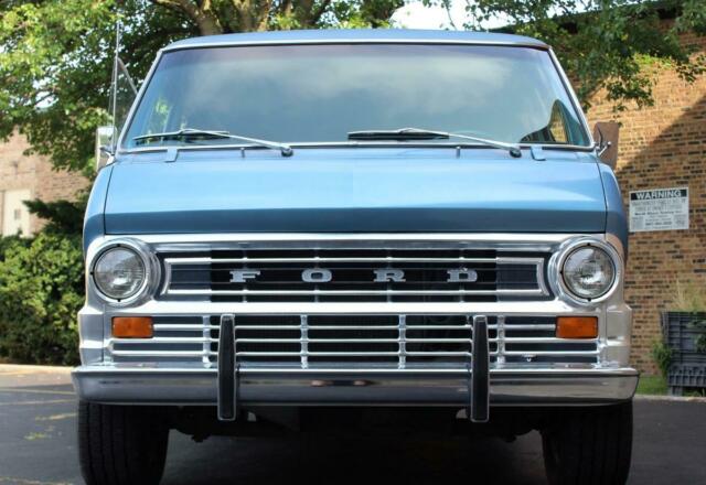 Ford Econoline Club Wagon 1974 image number 2