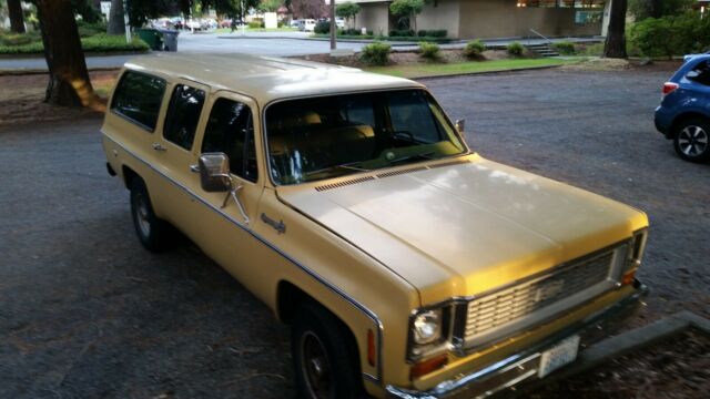 Chevrolet Suburban 1973 image number 0