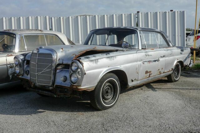 Mercedes-Benz 200-Series 1962 image number 0