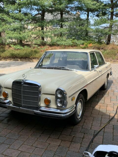 Mercedes-Benz 280 SEL 4.5 V8 Sedan 1973 image number 11