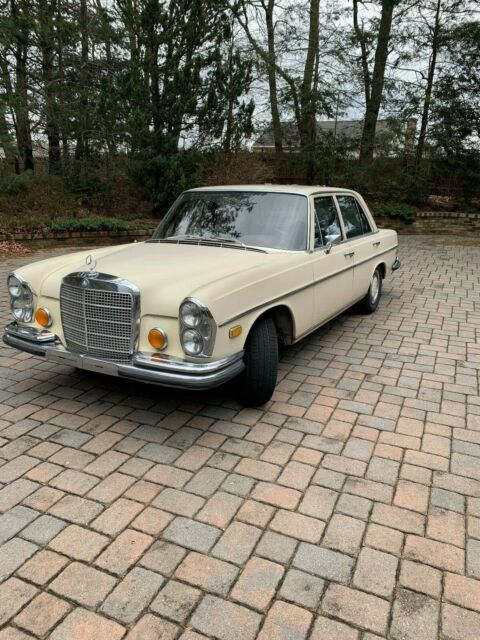 Mercedes-Benz 280 SEL 4.5 V8 Sedan 1973 image number 9