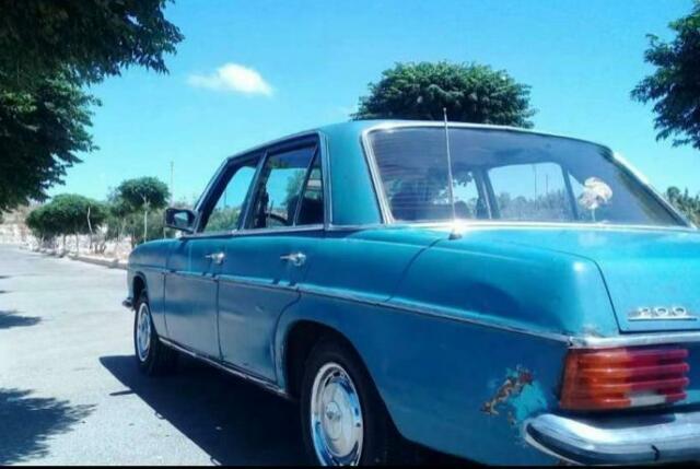 Mercedes-Benz 200-Series 1975 image number 1