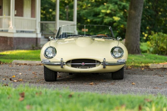 Jaguar E-Type Roadster 1967 image number 27