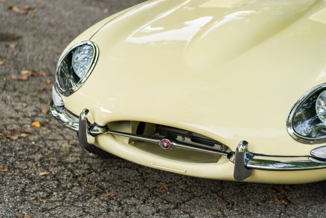 Jaguar E-Type Roadster 1967 image number 4