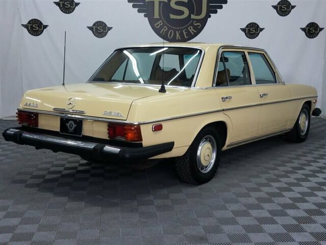 Mercedes-Benz 240 d 1974 image number 1