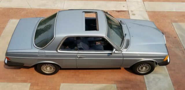 Mercedes-Benz 300-Series 1979 image number 16