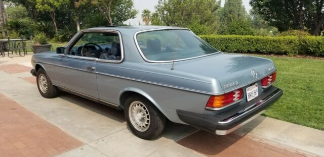 Mercedes-Benz 300-Series 1979 image number 28