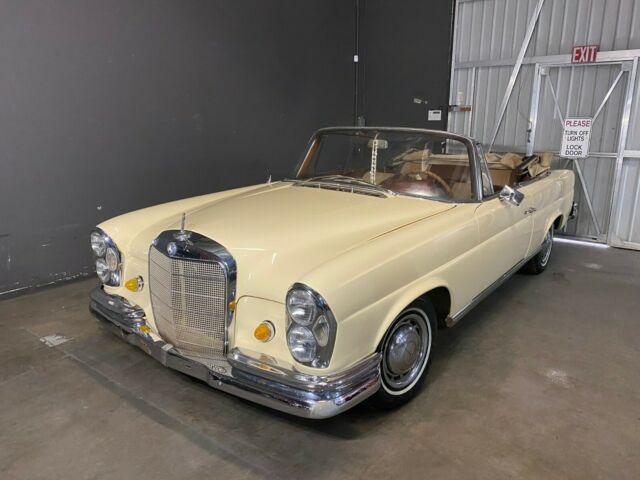 Mercedes-Benz 200-Series 1965 image number 0