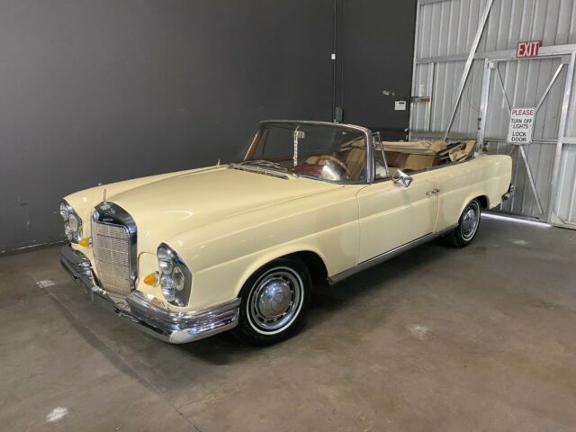 Mercedes-Benz 200-Series 1965 image number 1