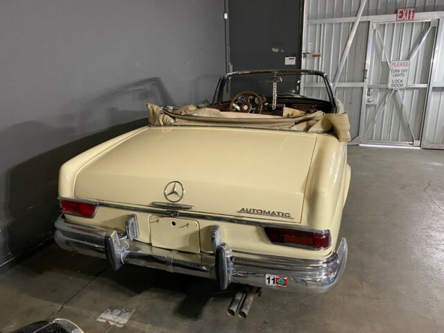 Mercedes-Benz 200-Series 1965 image number 30