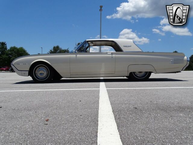 Ford Thunderbird 1961 image number 17