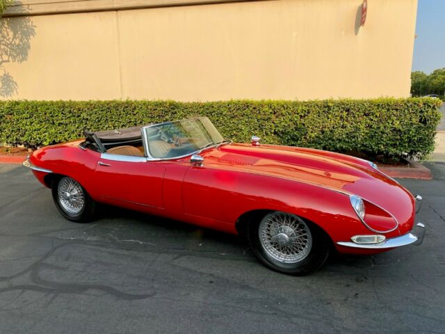 Jaguar E-Type 1967 image number 12