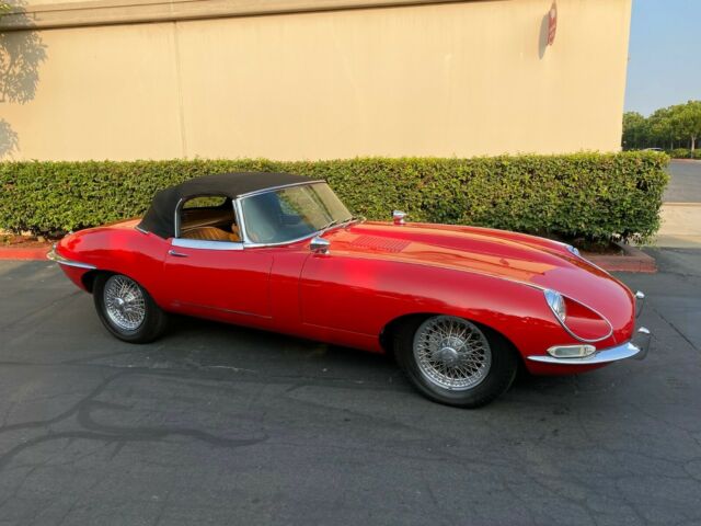 Jaguar E-Type 1967 image number 14