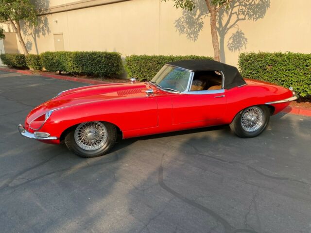 Jaguar E-Type 1967 image number 29