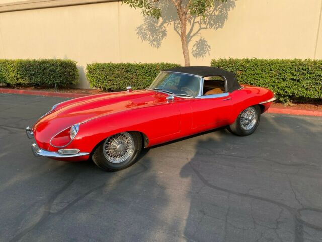 Jaguar E-Type 1967 image number 30