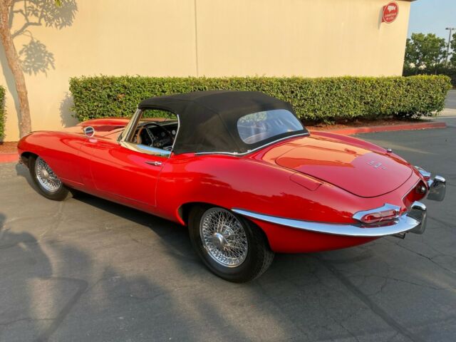 Jaguar E-Type 1967 image number 31